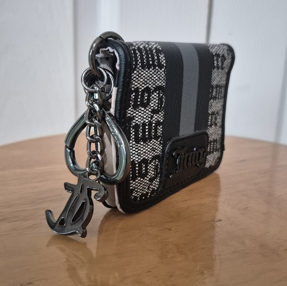 Juicy Couture State Of My Hearr Gray And Black Wallet With Heart Shaped Keychain - Picture 2 of 9